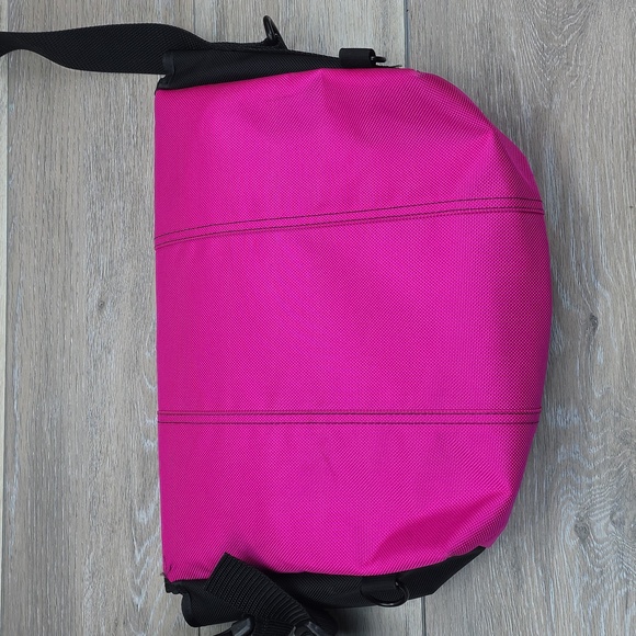 Timbuk2 Classic Messenger Bag - Raspberry Pink & Black - Waterproof Tech Carry - Picture 2 of 16